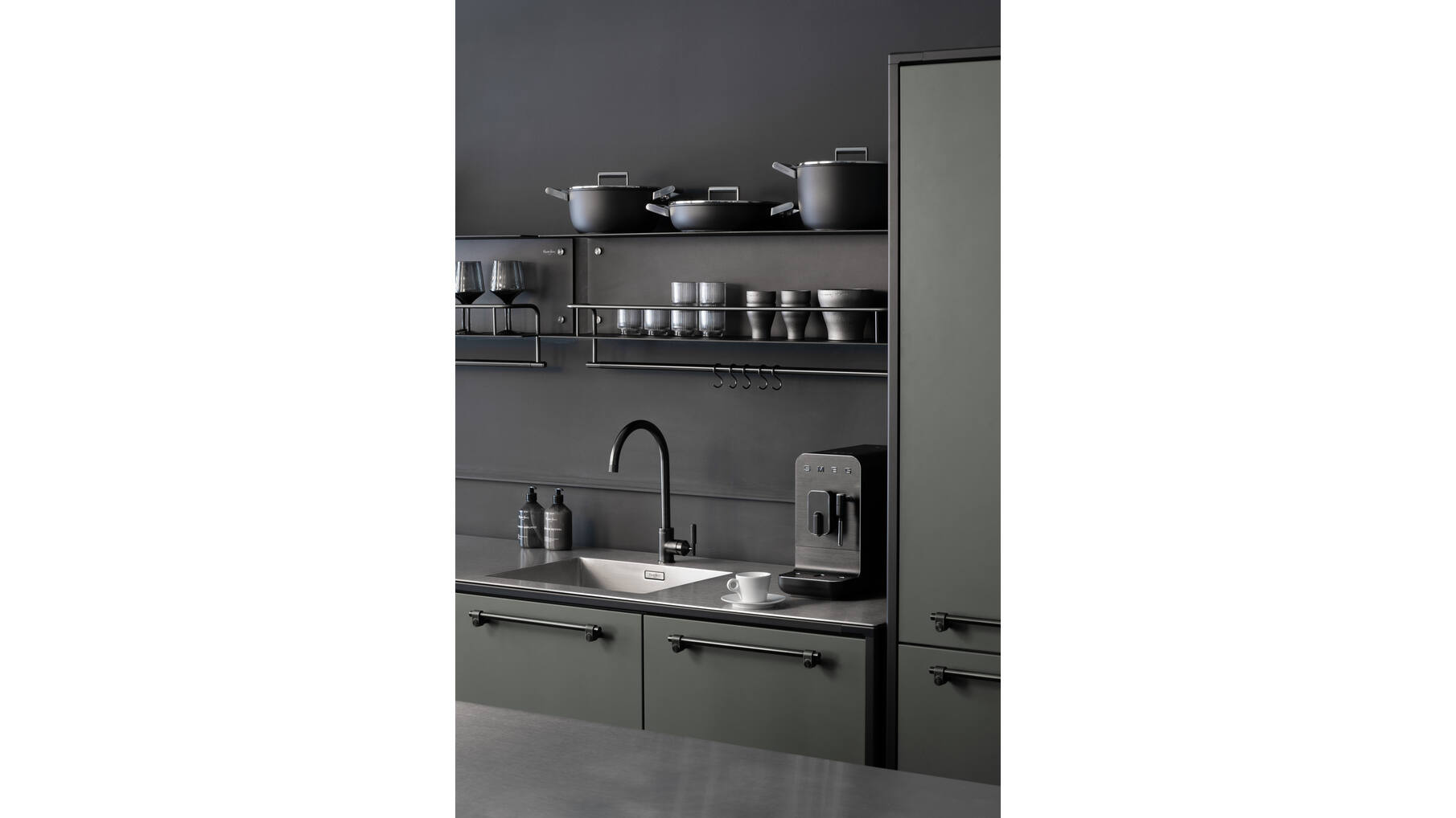 Hanger Shelf/Black/Gun Metal