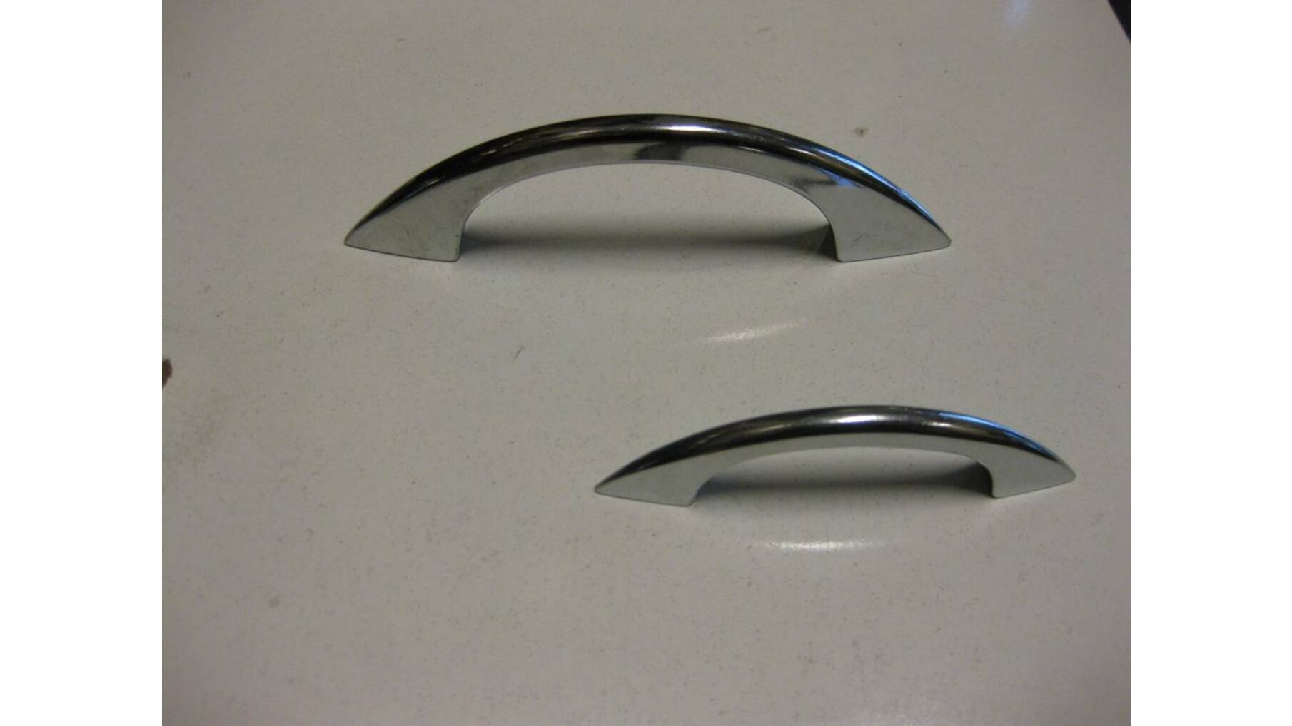 Greep 16x85mm gebogen glans verchroomd, hartmaat 64mm