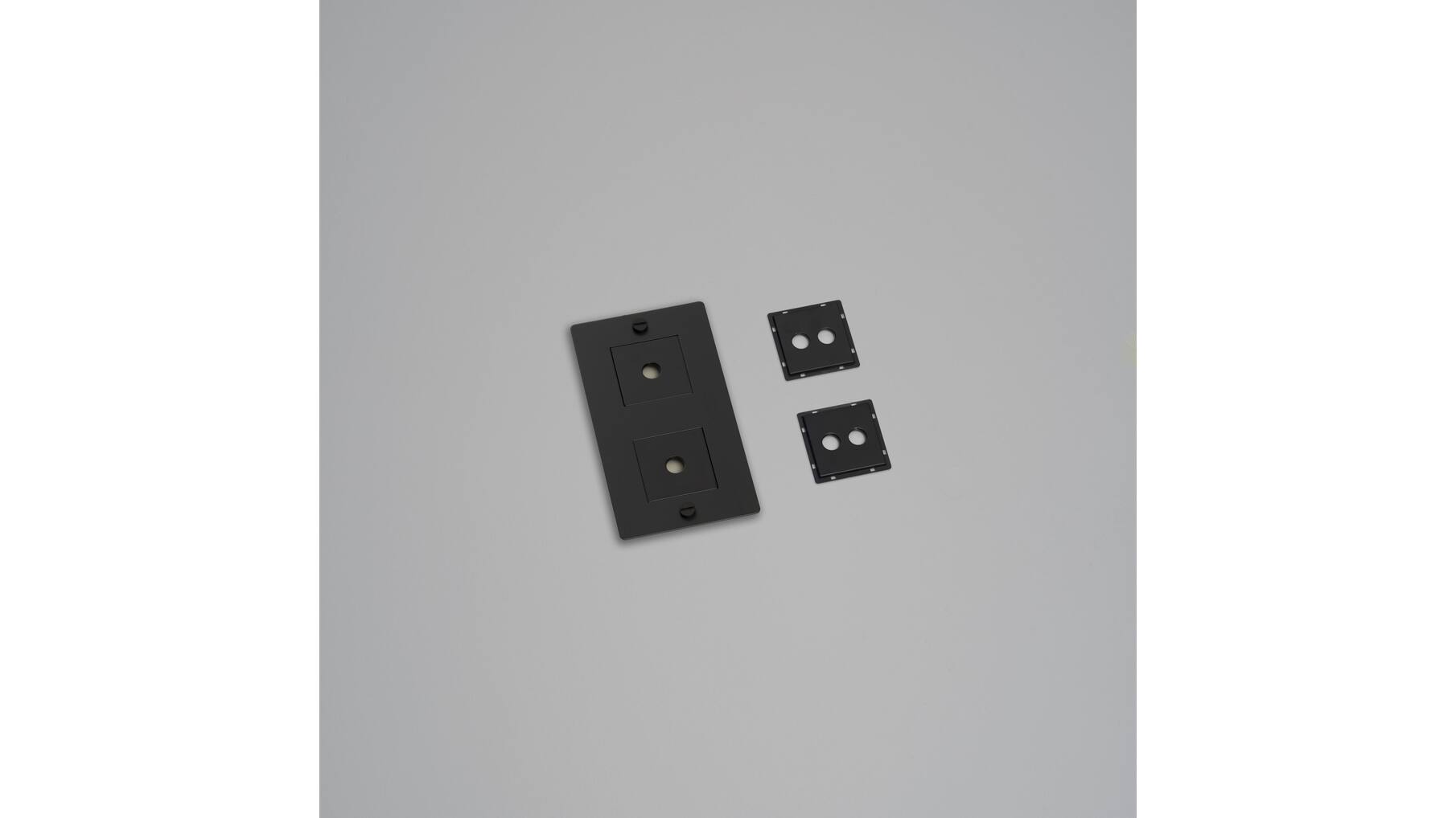 2G Wall Plate/Vertical/Black