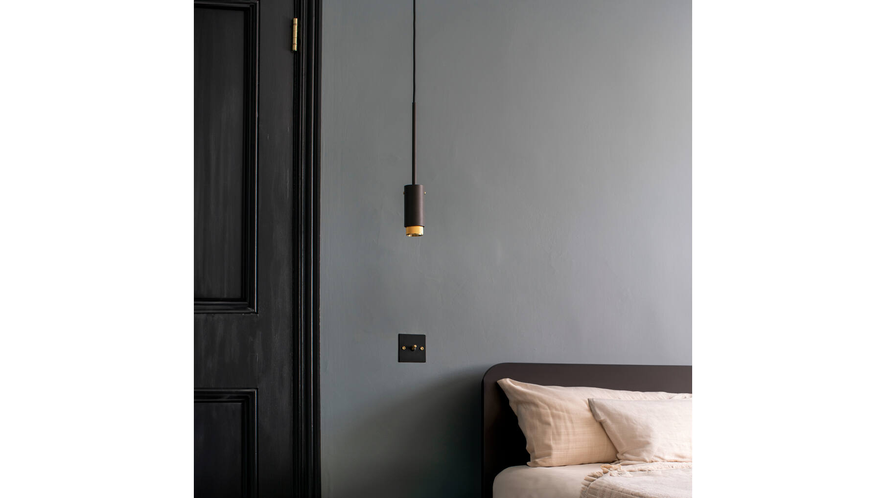 Exhaust Pendant/Cross/Graphite/Black