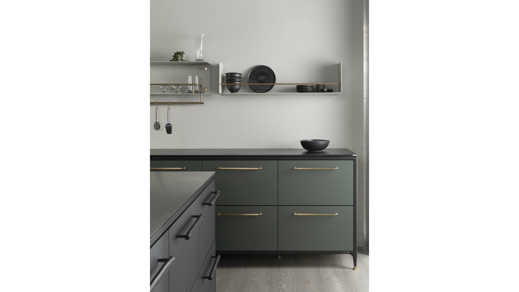 Girder Shelf/Stone/Brass