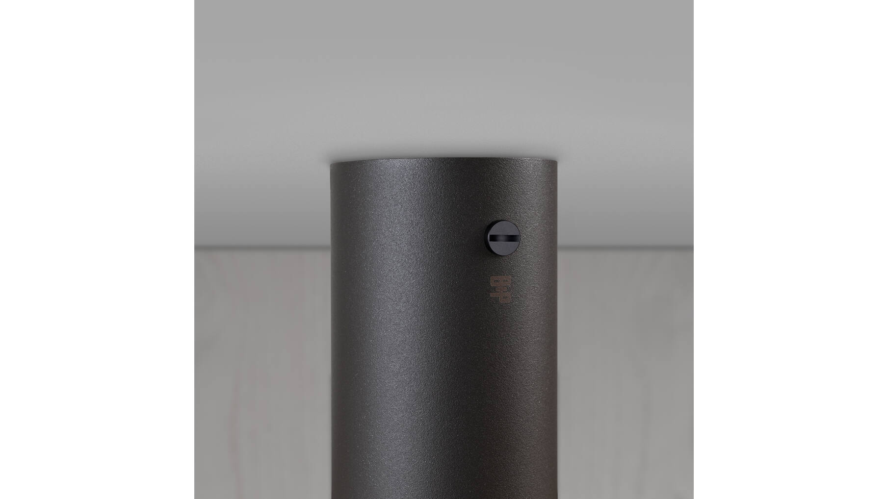 Exhaust Surface/Cross/Graphite/Black