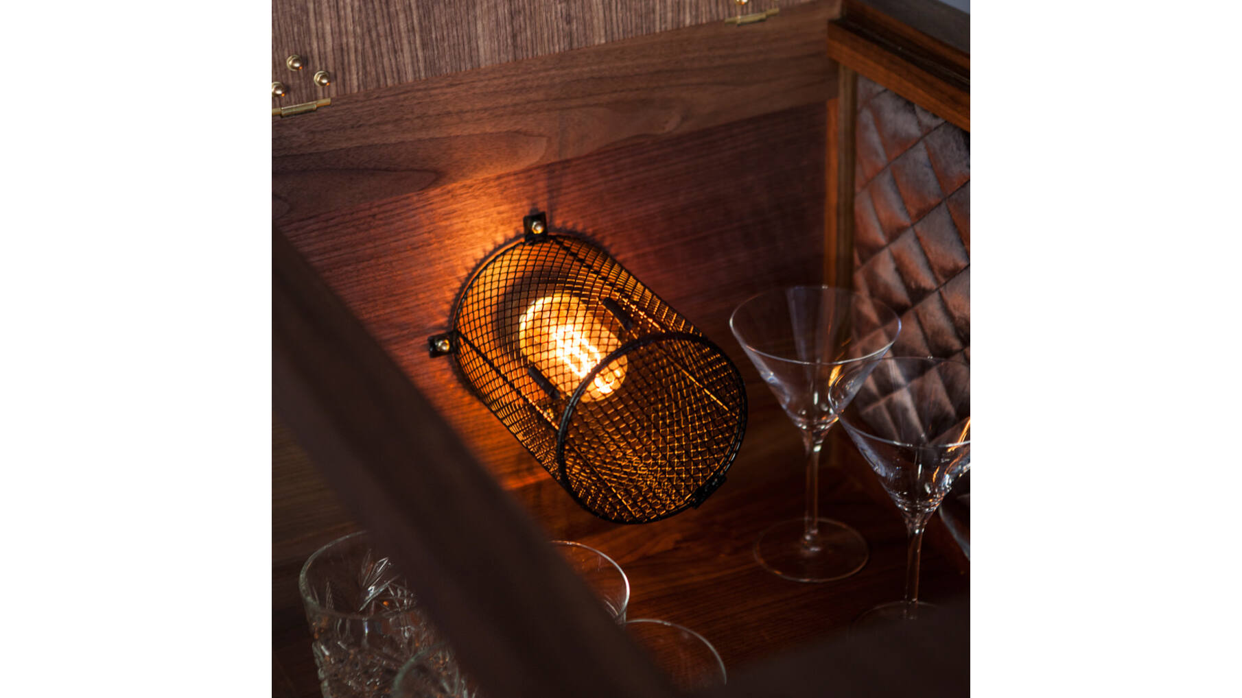 The Rockstar Bar/Walnut/Grey Berry Silk