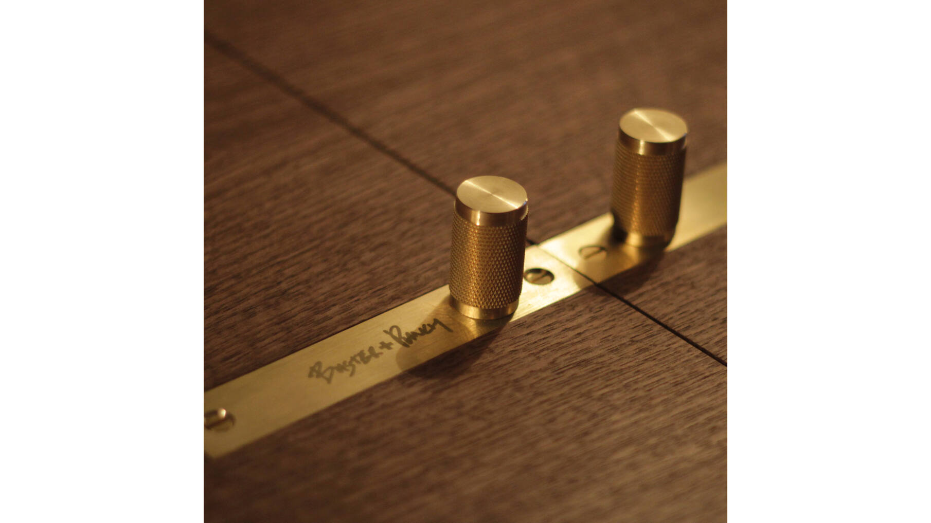 The Rockstar Bar/Walnut/Grey Berry Silk