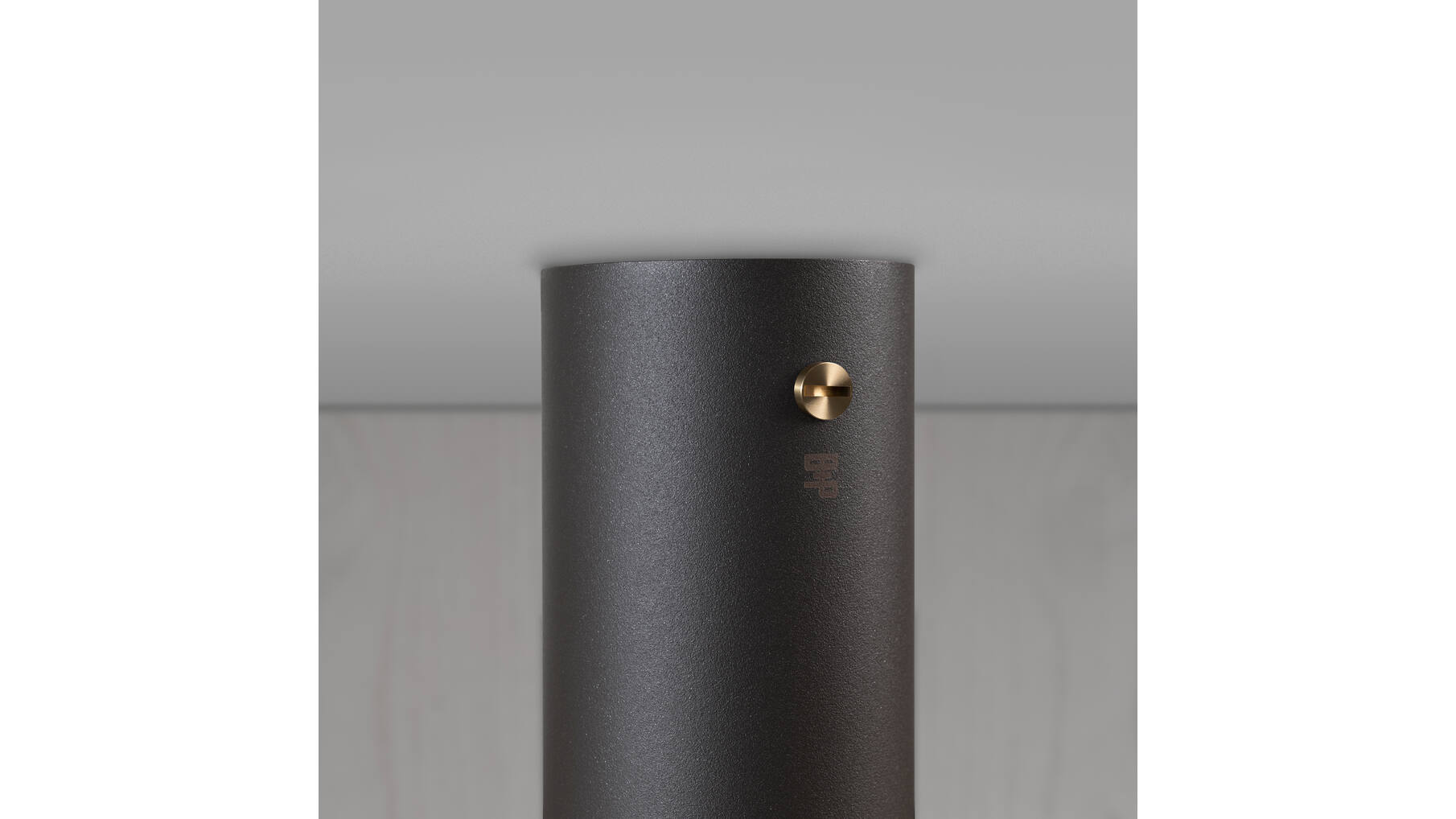 Exhaust Surface/Cross/Graphite/Brass