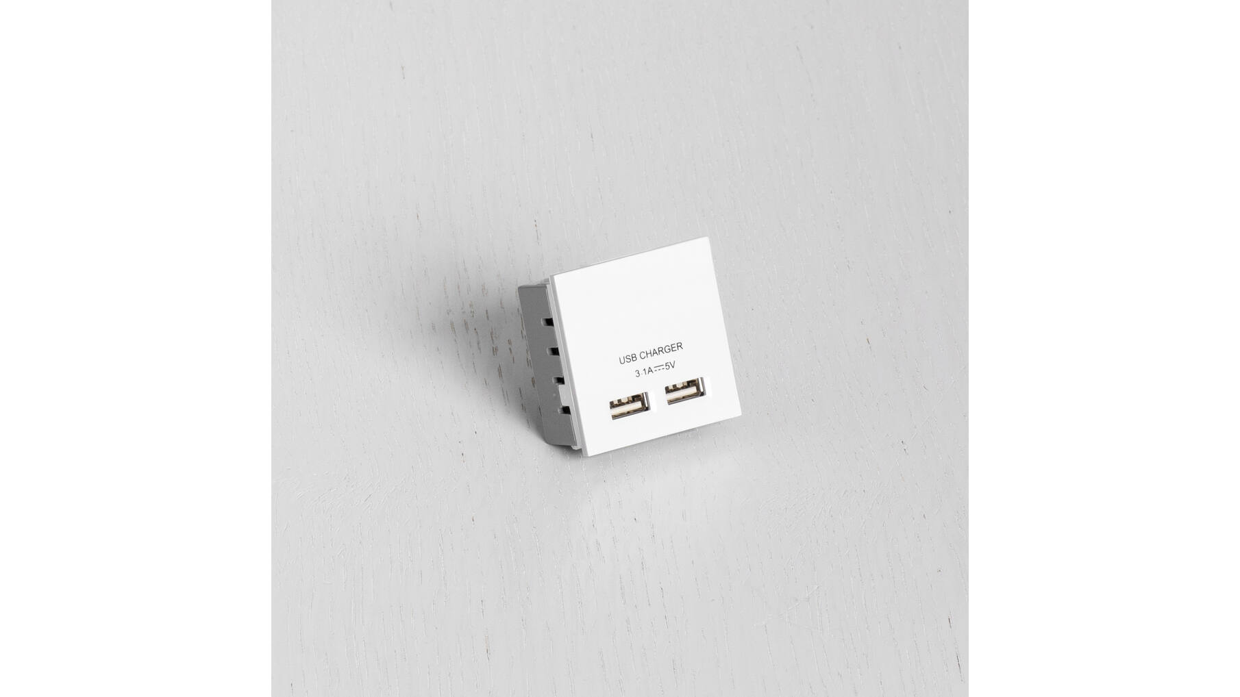 Double USB White