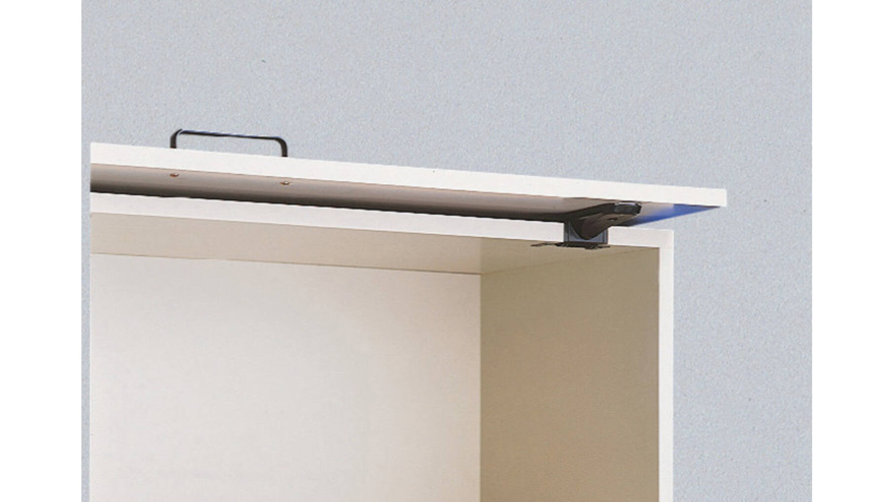 Bovenklepbeslag FLIPPER boven op de kast, met soft close