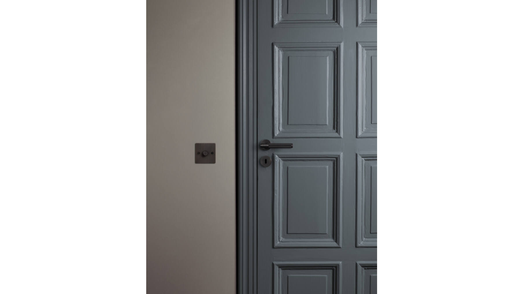 Escutcheon Plate/Traditional Profile/Smoked Bronze