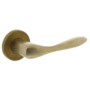 Deurkruk Banaan met rozet ø49x7mm verdekt messing getrommeld