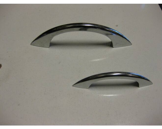 Greep 16x85mm gebogen glans verchroomd, hartmaat 64mm