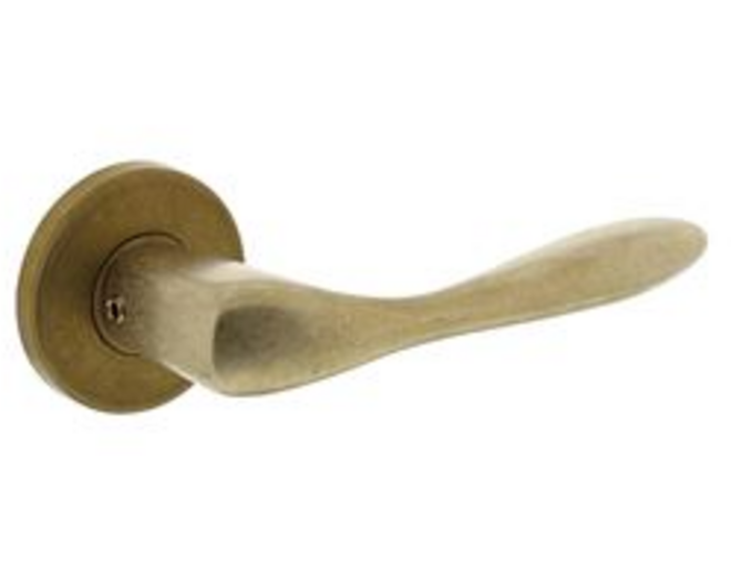 Deurkruk Banaan met rozet ø49x7mm verdekt messing getrommeld
