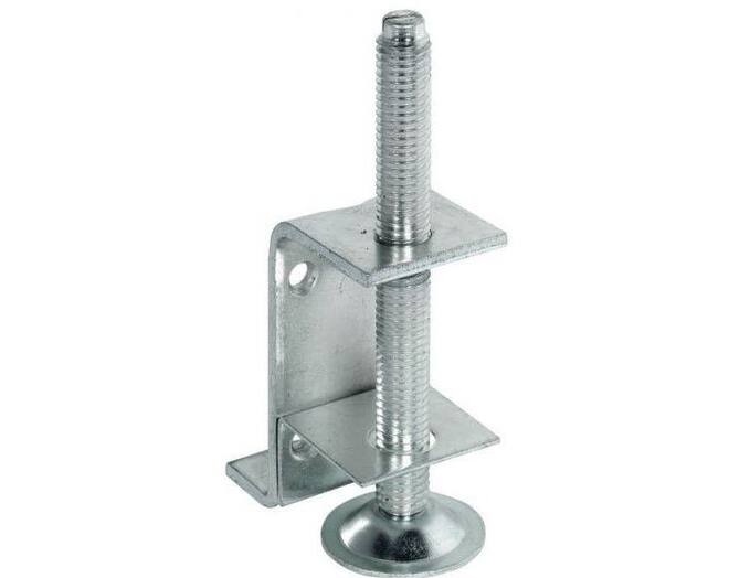 Plintbeugel 221 met stelschroef M10x100mm gemonteerd